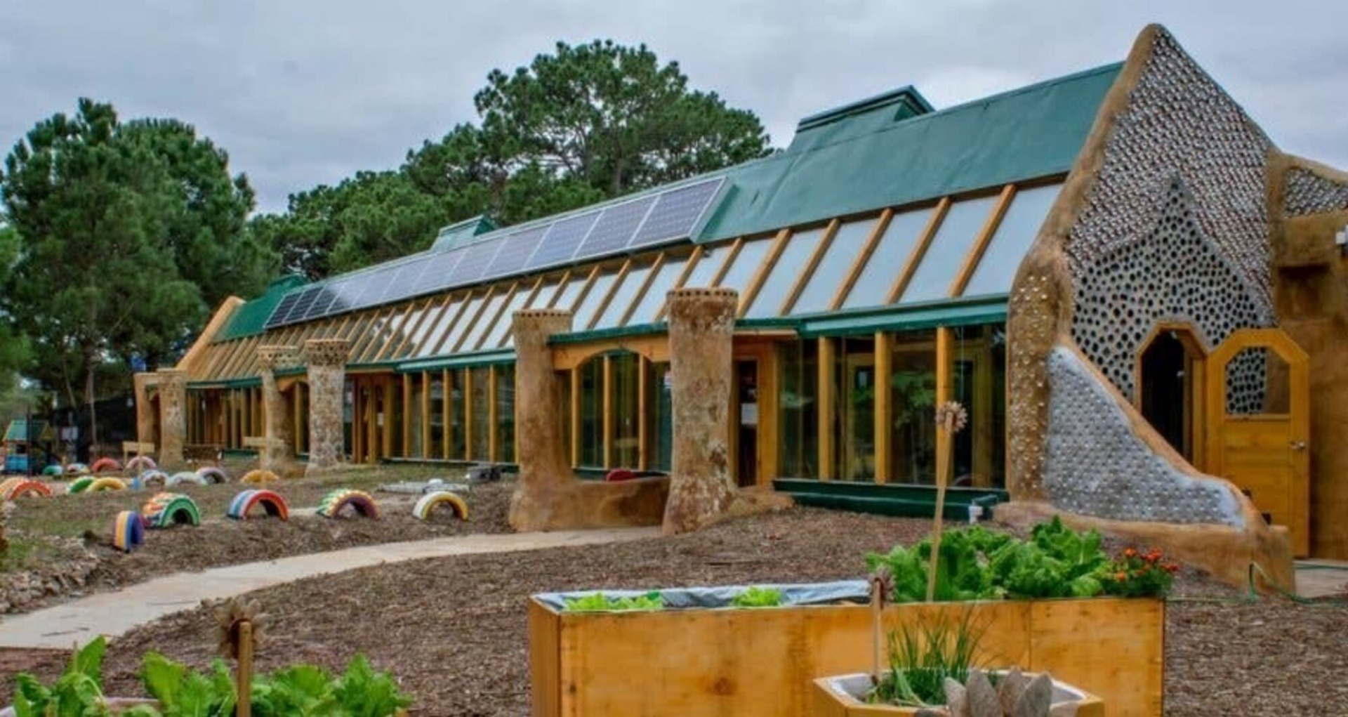 Los Earthships son viviendas hechas con neumáticos, latas y botellas que no dependen de redes de energía ni agua. Foto: Earthships Biotecture