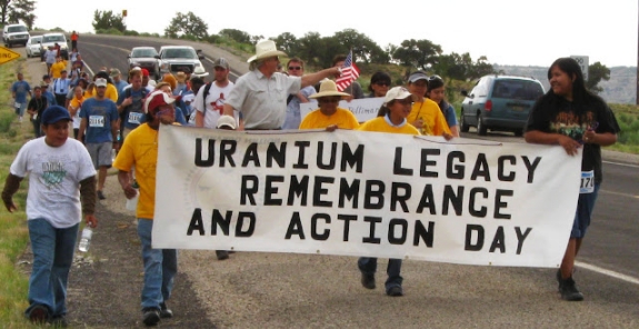 La foto de portada muestra una conmemoración del vertido de Church Rock en 2009. Foto cortesía del Centro de Derecho Ambiental de Nuevo México (New Mexico Environmental Law Center).