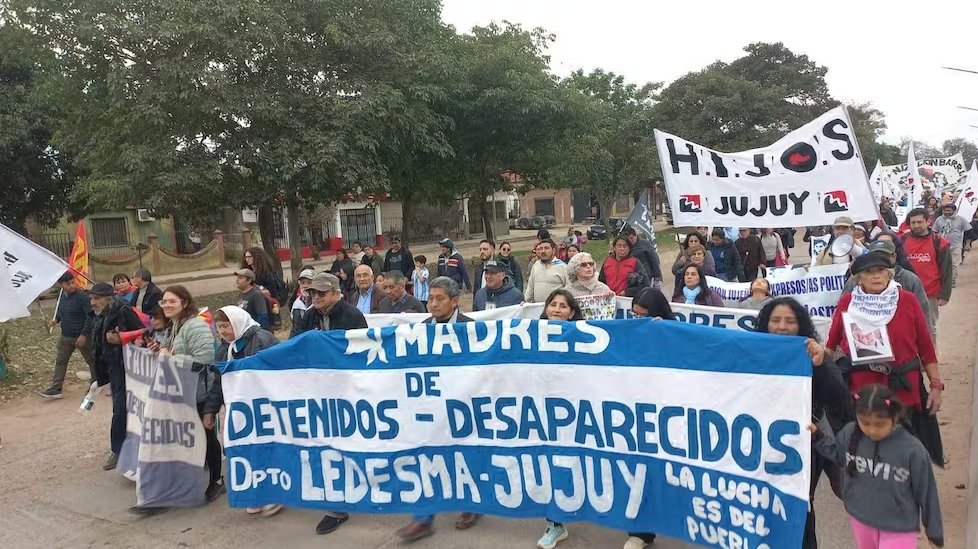 Miles en las calles contra medio siglo de impunidad Marcha del Apagon. Sin Credito