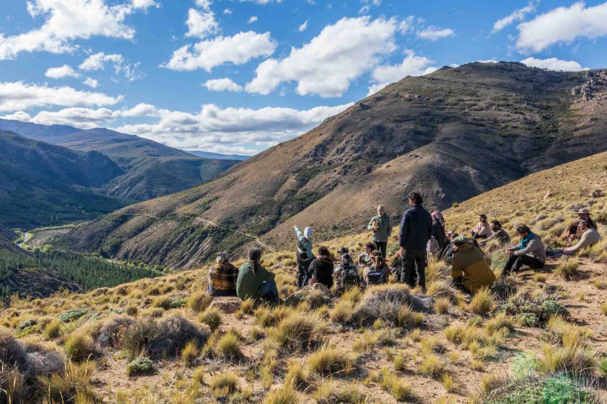 Imagen: Soledad Cayunao, defensora mapuche, señala las nacientes del Río Chubut, en Río Negro. Las tierras fueron compradas por el polista Hugo Alberto Barabucci, quien admitió haber adquirido 14.689 hectáreas como testaferro del emir de Abu Dhabi. Ph Roxana Sposaro.