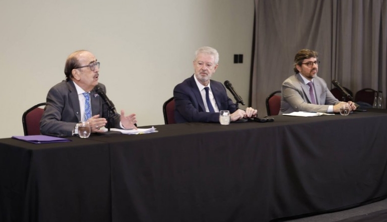 Los abogados Javier Borrego, Carlos Beraldi y Rafael Valim, en la conferencia de prensa de este miércoles. LPO