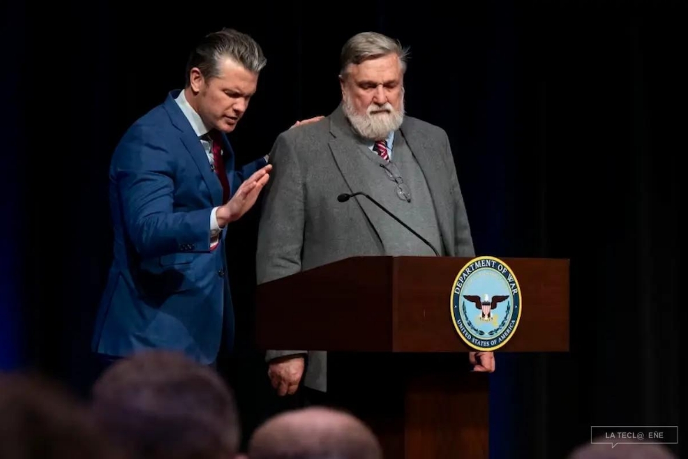 Foto: Doug Wilson, de 73 años, se autodenomina nacionalista cristiano. En la imagen está acompañado por el secretario de Guerra de Estados Unidos, Pete Hegseth, durante su sermón en el Pentágono. Crédito: CNN.
