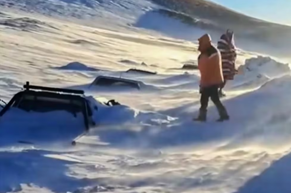 Los turistas pasaron una noche con frío extremo. Capturas de Video