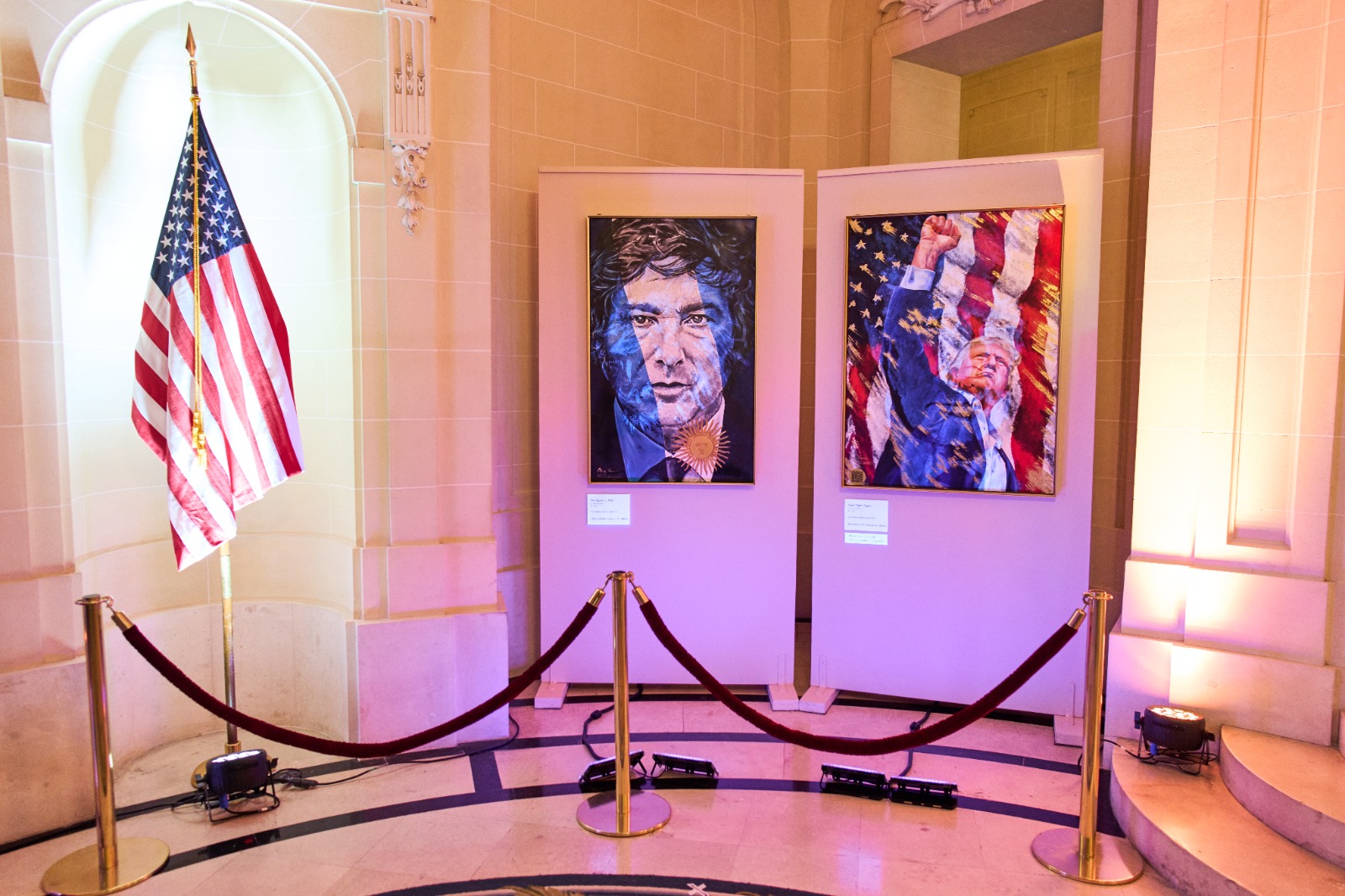 Retratos de los presidentes Javier Milei y Donald Trump, exhibidos en la residencia del embajador de Estados Unidos en Buenos Aires durante los festejos del 4 de Julio - LPO