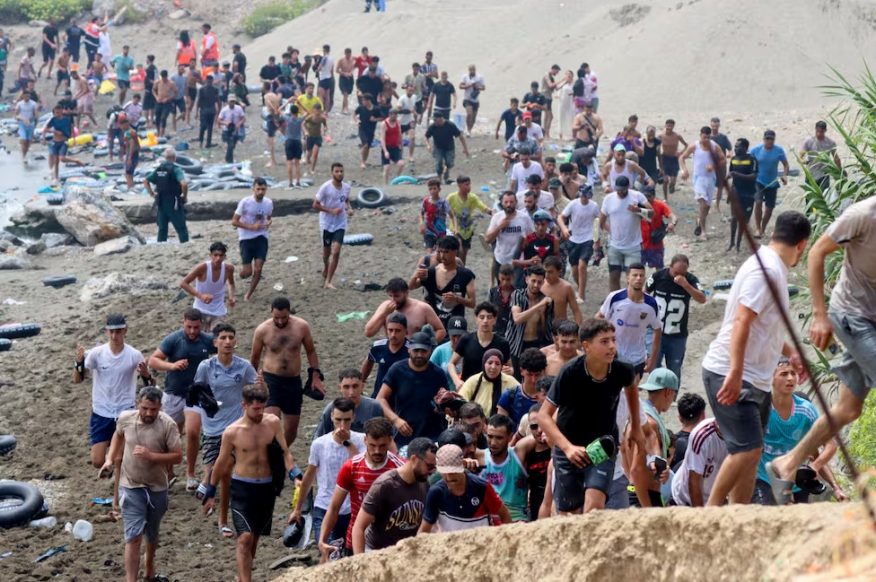 Los grupos llegaron desde distintos puntos de Castillejos a metros de la valla que los separa de Ceuta EFE. EFE