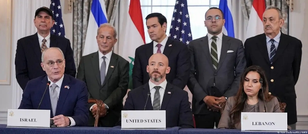 Los representantes de Israel, Estados Unidos y Líbano durante la conferencia en la que se anunció el acuerdo marco.Imagen: Ken Cedeno/REUTERS