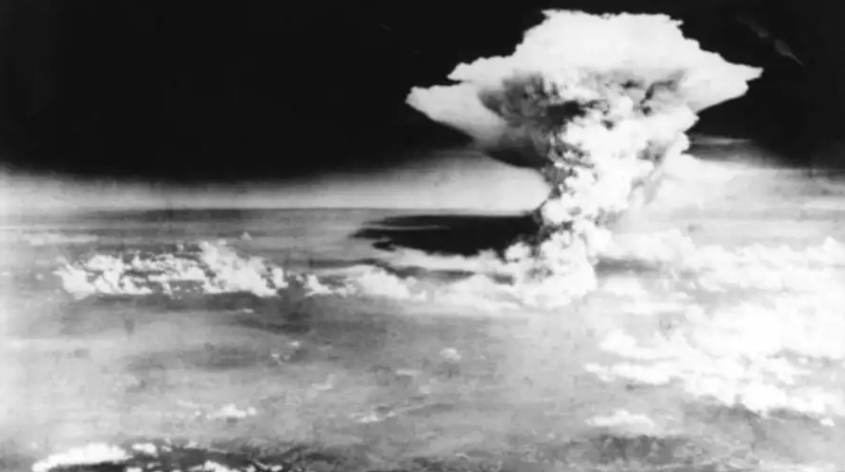 La bomba atómica estalló a unos 600 metros de altura sobre el centro de la ciudad japonesa, desatando una tormenta de fuego y una onda expansiva de devastación absoluta