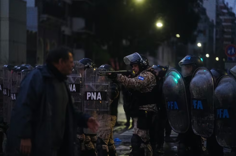 Brutal represión contra los que marchan para que no se venda la patria. Guido Piotrkowski