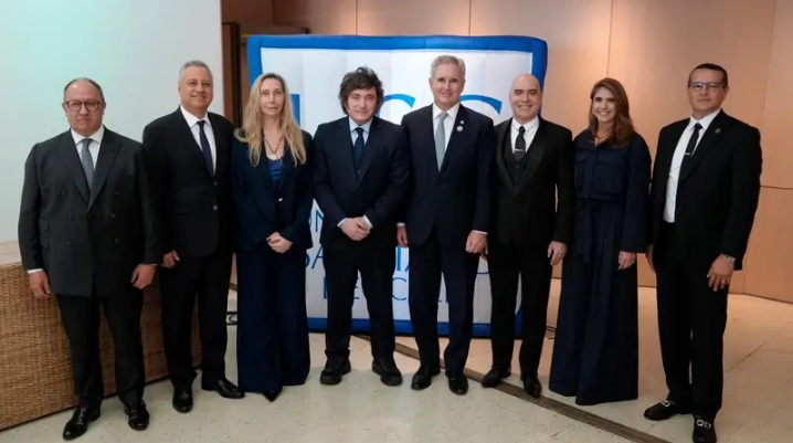 El presidente Javier Milei, junto a su hermana y secretaria general de Presidencia, Karina Milei, y el canciller argentino Pablo Quirno, durante la entrega del Honoris Causa en Perú.