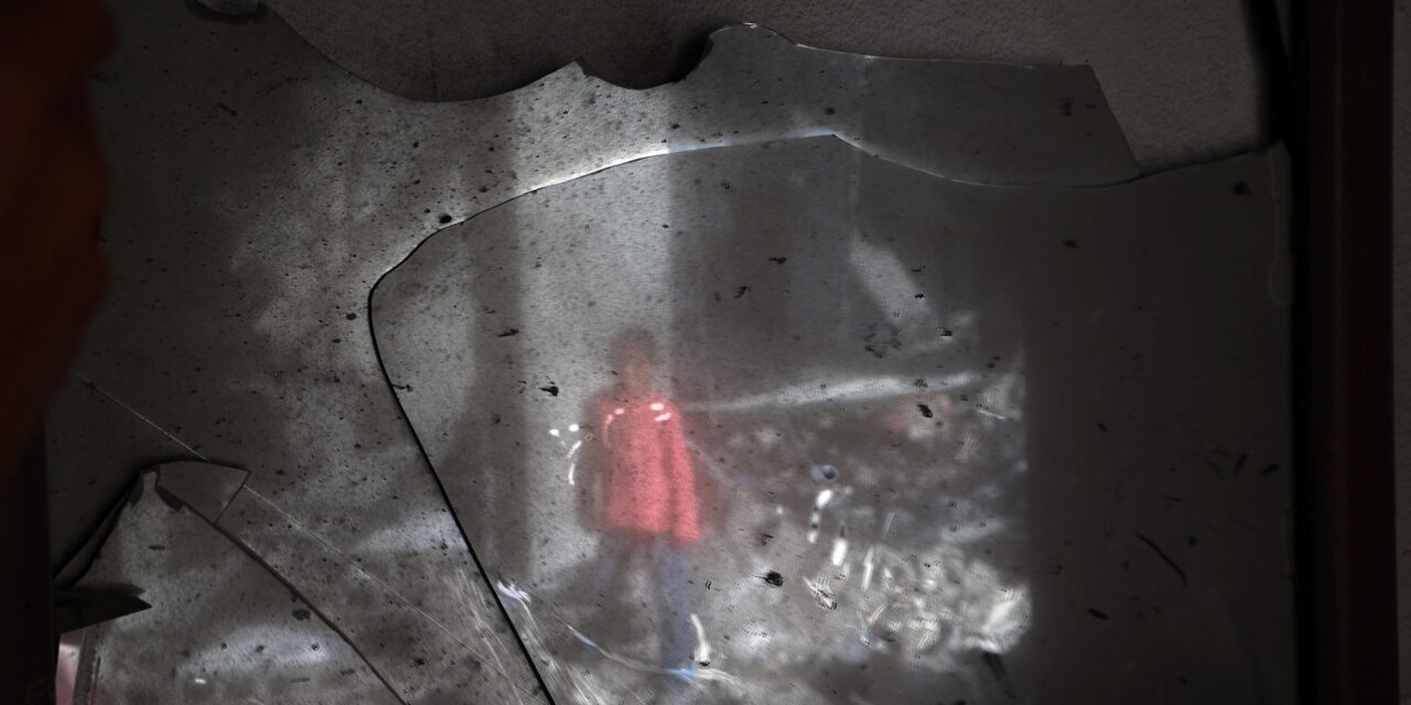 Campo de refugiados de Bureij, en el centro de la Franja de Gaza, el 20 de mayo de 2026. Una niña palestina desplazada se encuentra en los escombros al día siguiente de un ataque israelí a una casa. EYAD BABA / AFP