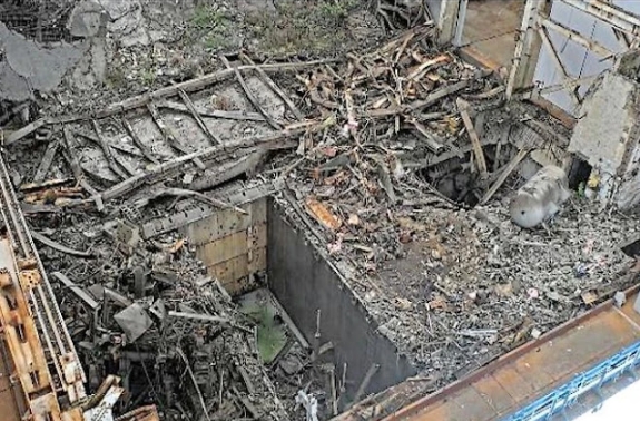 Los escombros provocados por la explosión de hidrógeno cubren los pisos superiores del edificio del reactor número 1 de la central nuclear Fukushima Daiichi, en una imagen tomada en mayo de 2026, 15 años después del accidente. Crédito: Tokyo Electric Power Co.
