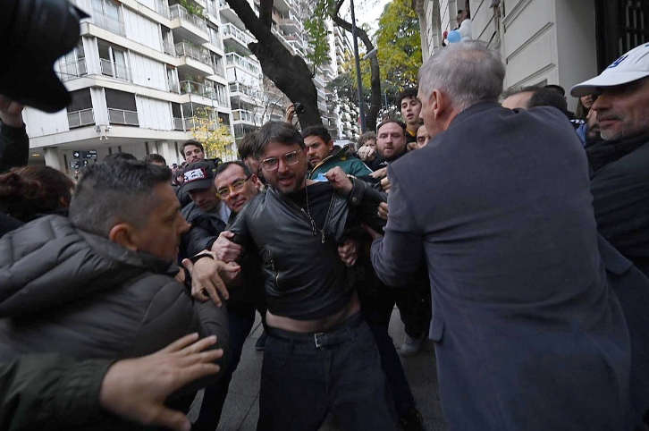NOTICIAS ARGENTINAS BAIRES JUNIO 7: El dirigente social Juan Grabois ocupó hoy junto a un grupo de militantes el edificio donde funcionaba el Instituto Juan Domingo Perón, un centro de estudios disuelto por el Gobierno nacional. FOTO: JUAN FOGLIA/NA.