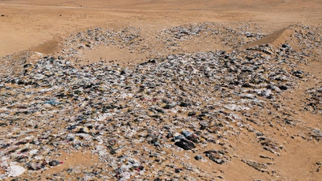 Ropa abandonada en el desierto (AI).