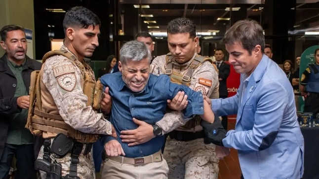 Juan Pablo Quinteros, ministro de Seguridad cordobés, en el momento de la prueba de los guantes G.L.O.V.E. en febrero de este año.