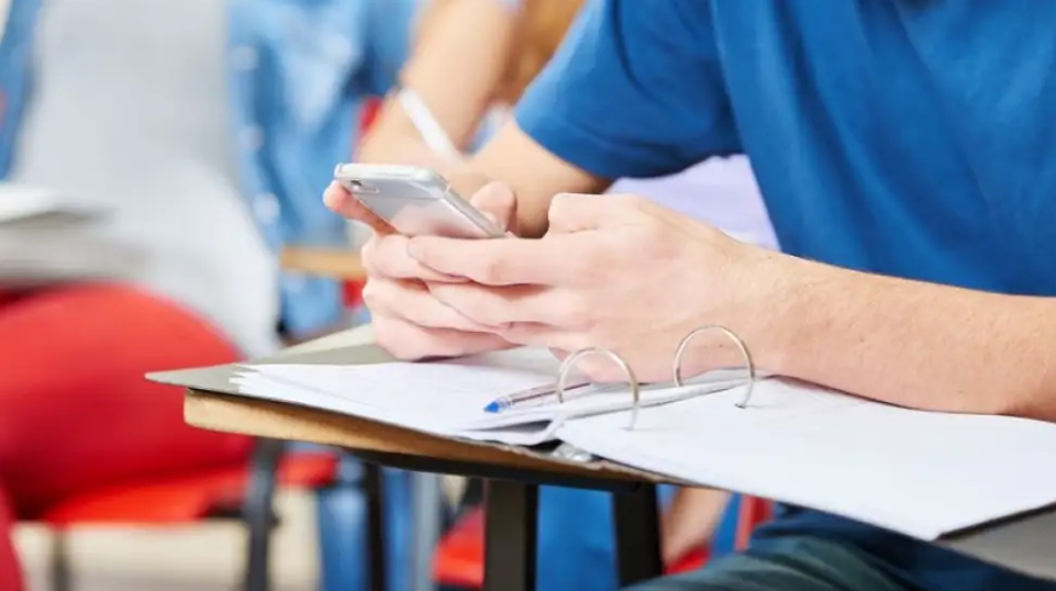 Celulares en las aulas: una propuesta para recuperar la atención sin prohibir la tecnología | CEDOC