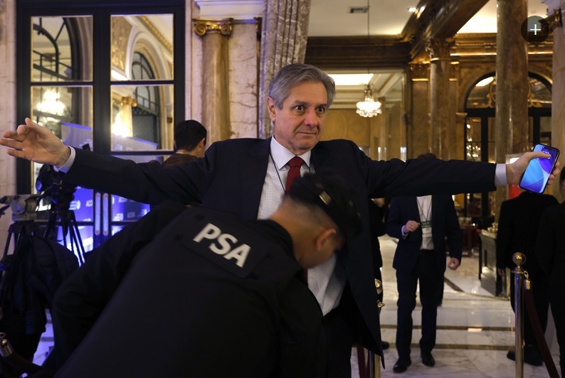 El momento en el que palpan de armas a José Luis Daza LPOJuan Casas