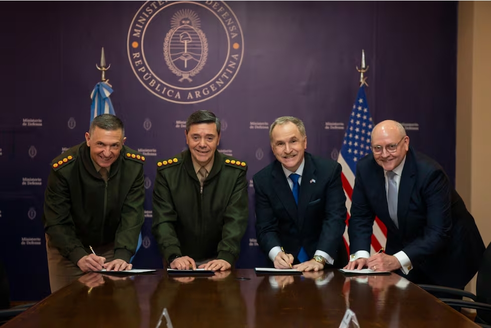 El ministro de Defensa, Carlos Presti, y el embajador de Estados Unidos en Argentina, Peter Lamelas La firma del acuerdo de cooperación militar entre ambos países. Redes Sociales