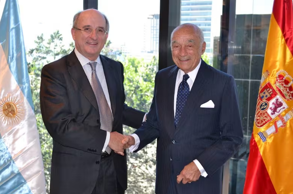Antonio Brufau, CEO de Repsol, y Enrique Eskenazi, de Grupo Petersen, al finalizar la compra de acciones de YPF en mayo de 2011 Archivo