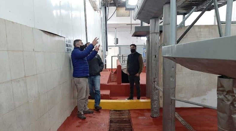 Funcionarios municipales visitan la planta de Cañuelas Carne en la reapertura de 2020. Archivo.