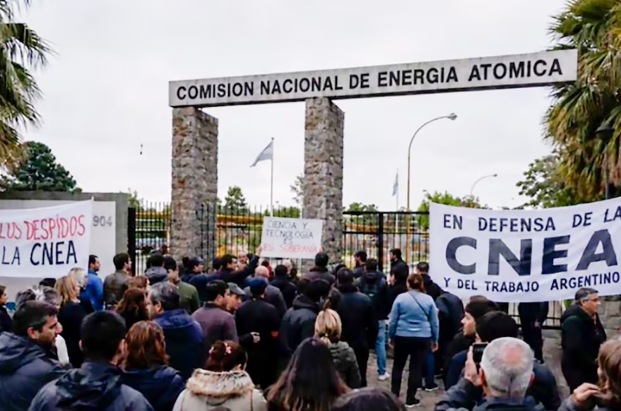 Los trabajadores del CNEA entienden a los retiros como "un paso más al vaciamiento". Archivo -