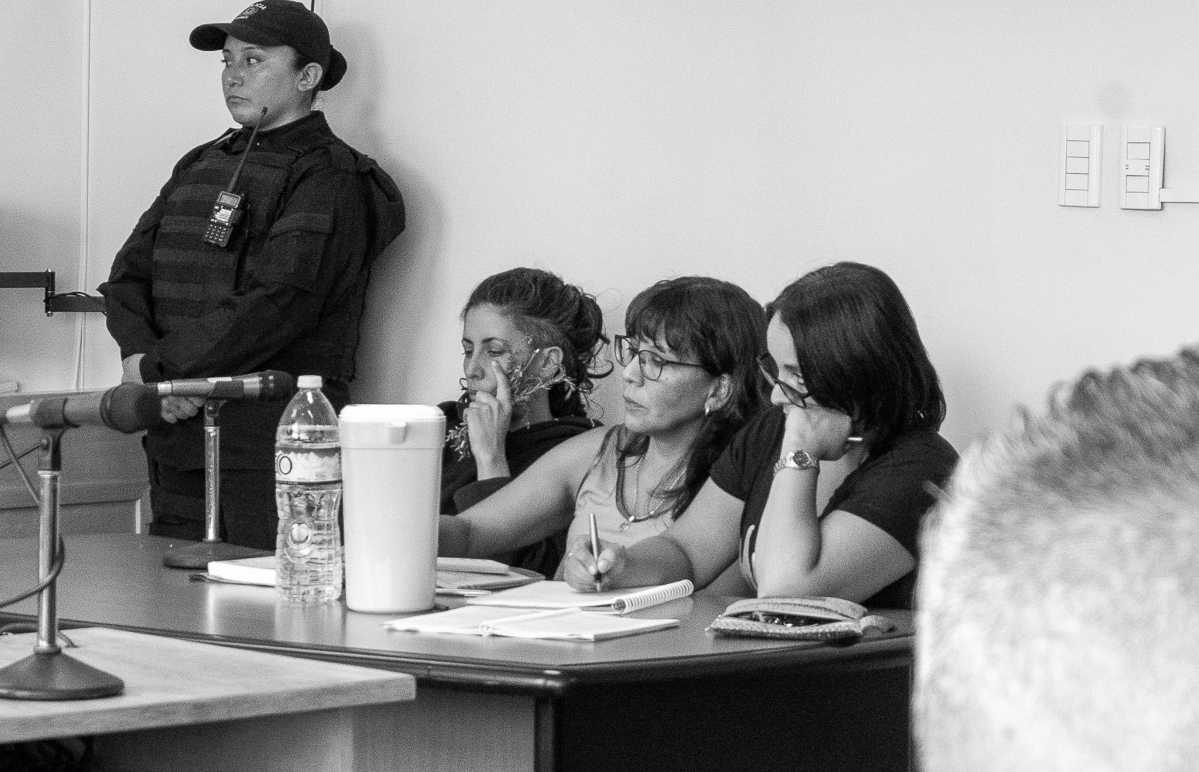 Vic junto a las defensoras públicas Verónica Ponce y Laura Carpinetti. Roxana Sposaro