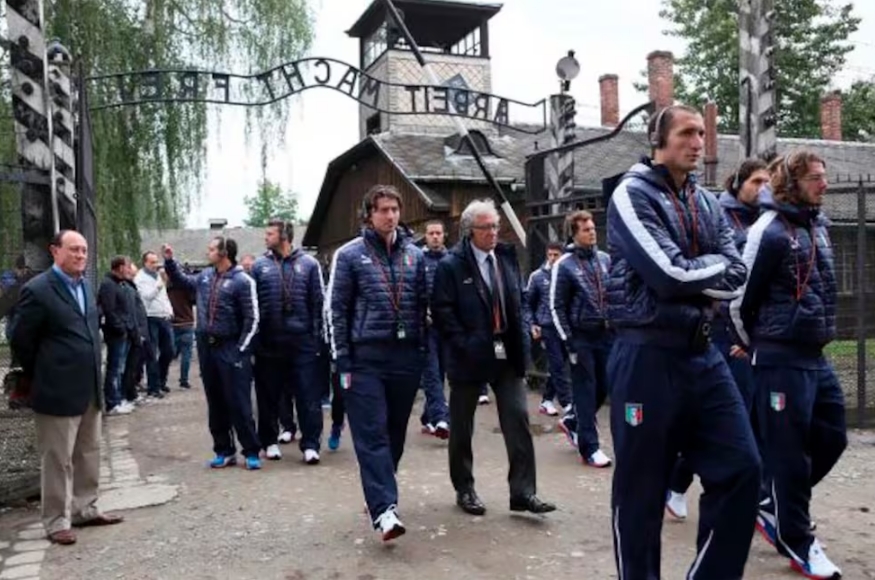 La selección italiana en su visita a Auschwitz durante la Eurocopa de 2012. EFE