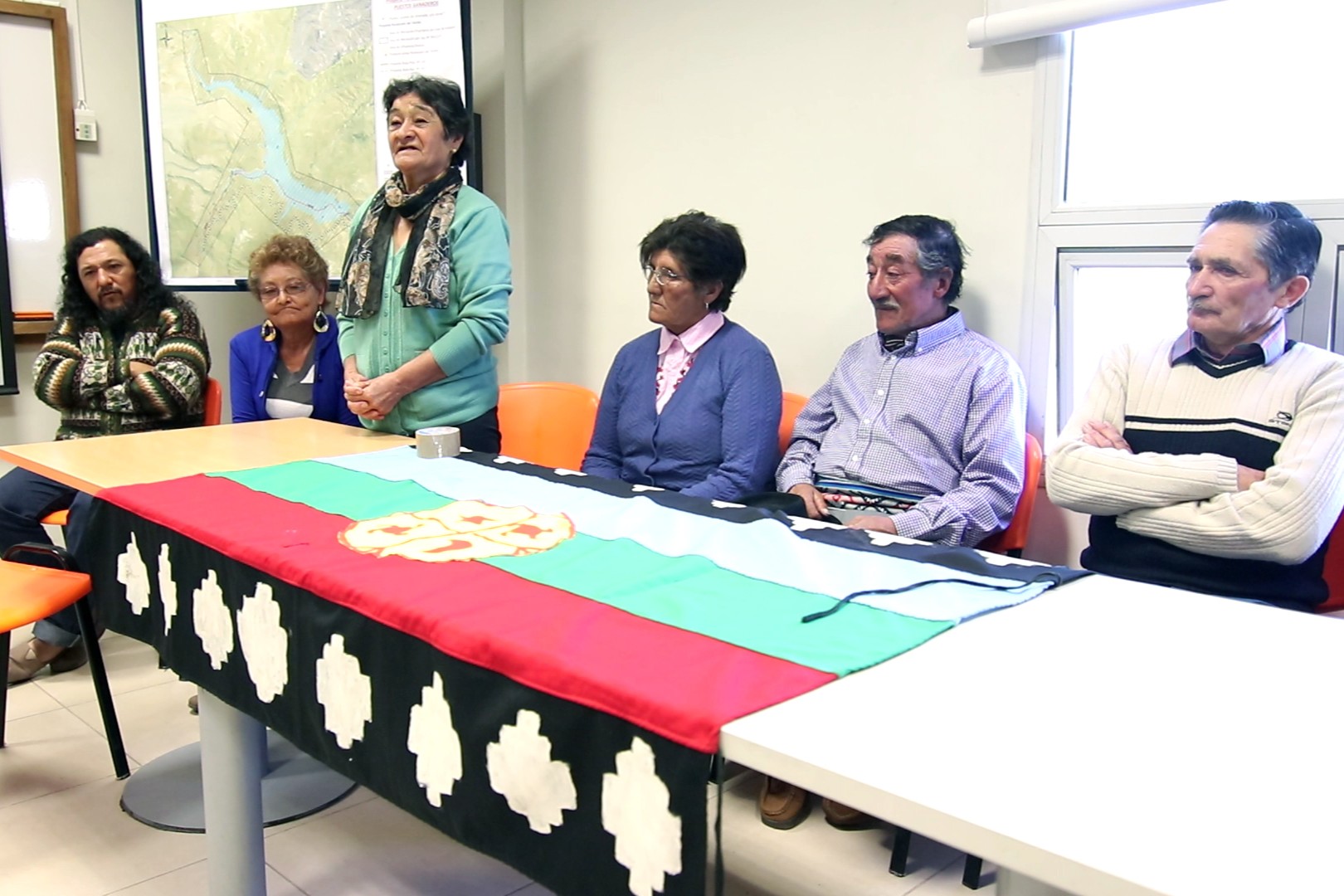 De pie, lonko de Lof Malal Pincheira, Rosa Gonzalez Roco