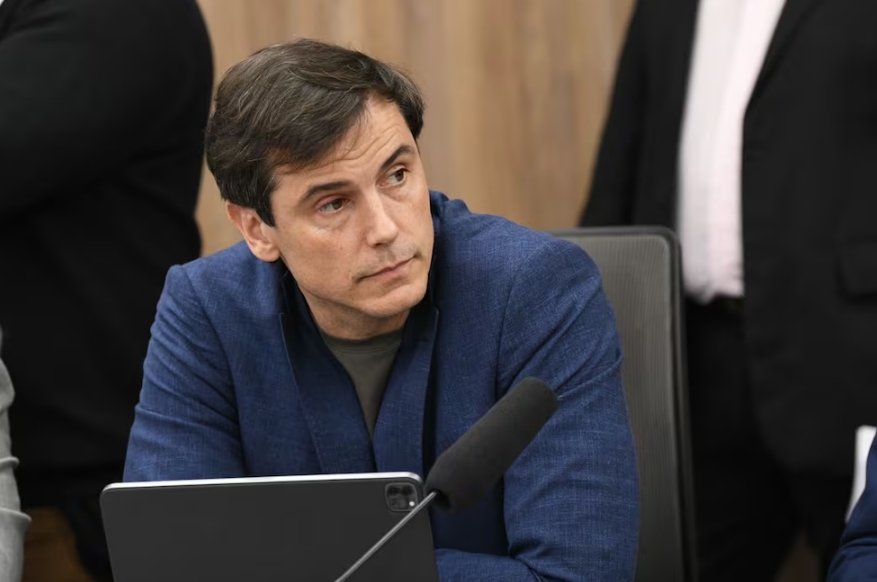 El extenista becado por el Estado Diego Hartfield defendió el ajuste del Gobierno y la reducción de la asistencia estatal a los clubes, pero terminó enfrentado con una parte incómoda de su propia historia. Redes Sociales