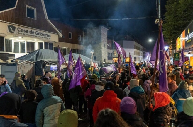 Marchas de antorchas en Ushuaia y Río Grande el viernes 4 de septiembre, en el cierre de la quinta semana de paro. Foto: SUTEF