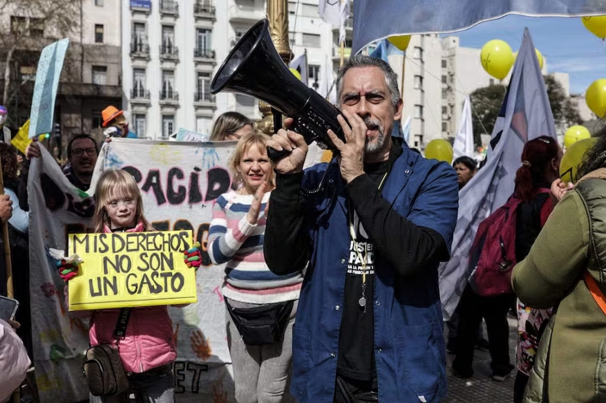 Durante la marcha de este miércoles, ambos universos —endeudados y familias del colectivo de la discapacidad— se cruzaron por primera vez. Marcha Delfina Corbera Pi