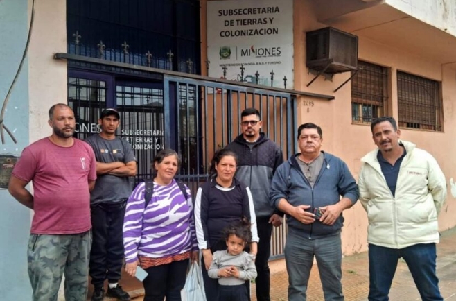 El presidente de la Comisión Vecinos Unidos por las Chacras, Diego Antúnez (izquierda) y una comitiva de familias tras la reunión en la Subsecretaria de Tierras y Colonización. Foto: Gentileza La Voz de Misiones.