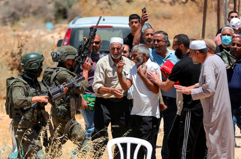 Soldados israelíes reprimen a palestinos mientras realizaban una oración islámica en Cisjordania AFP. Anadolu via AFP