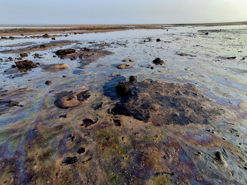 El 13 de agosto de 2026 se observa una mancha de petróleo a lo largo de la costa sur de la isla de Qeshm, en Irán. Sanaz / MEI / SIPA / Legion-Media