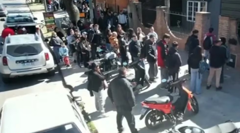 Por cada puesto de trabajo que se ofrece, cientos de personas hacen fila. Redes