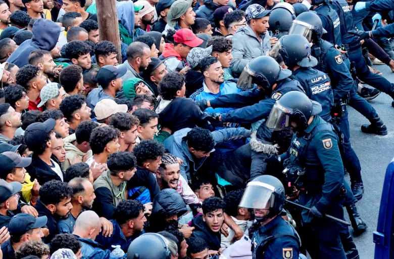 Miles de migrantes son trasladados al puerto de Ceuta. EFE -