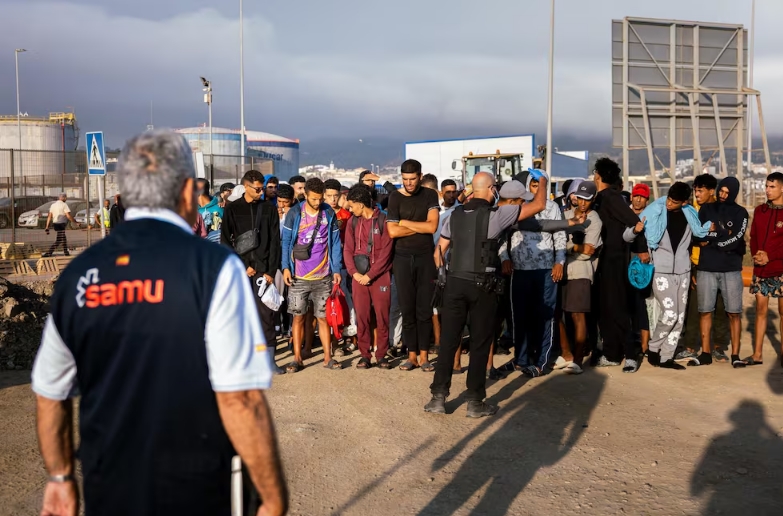 Los migrantes son trasladados tras semanas en las que subsisiteron en las playa de Ceuta. EFE -