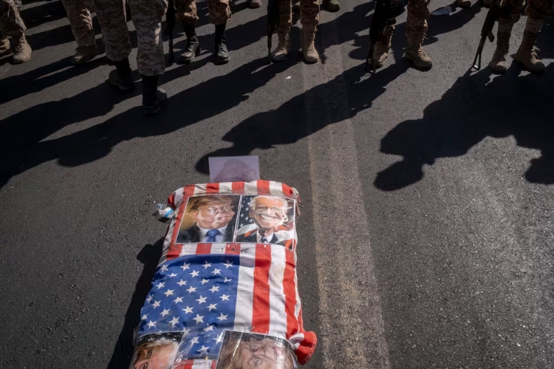 Miembros armados del Cuerpo de la Guardia Revolucionaria Islámica (CGRI) marchan detrás de un ataúd simbólico del presidente estadounidense Donald Trump. AFP. NurPhoto via AFP