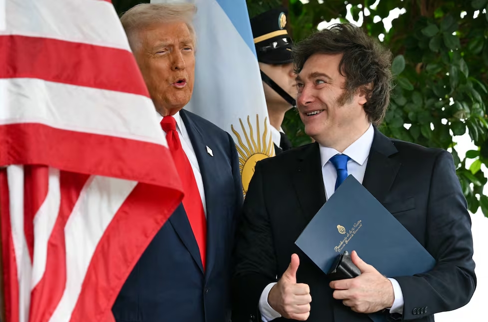 Donald Trump y Javier Milei US President Donald Trump greets Argentina's President Javier Milei at the White House in Washington, DC on October 14, 2025. (Photo by ANDREW CABALLERO-REYNOLDS / AFP) ANDREW CABALLERO-REYNOLDS. AFP