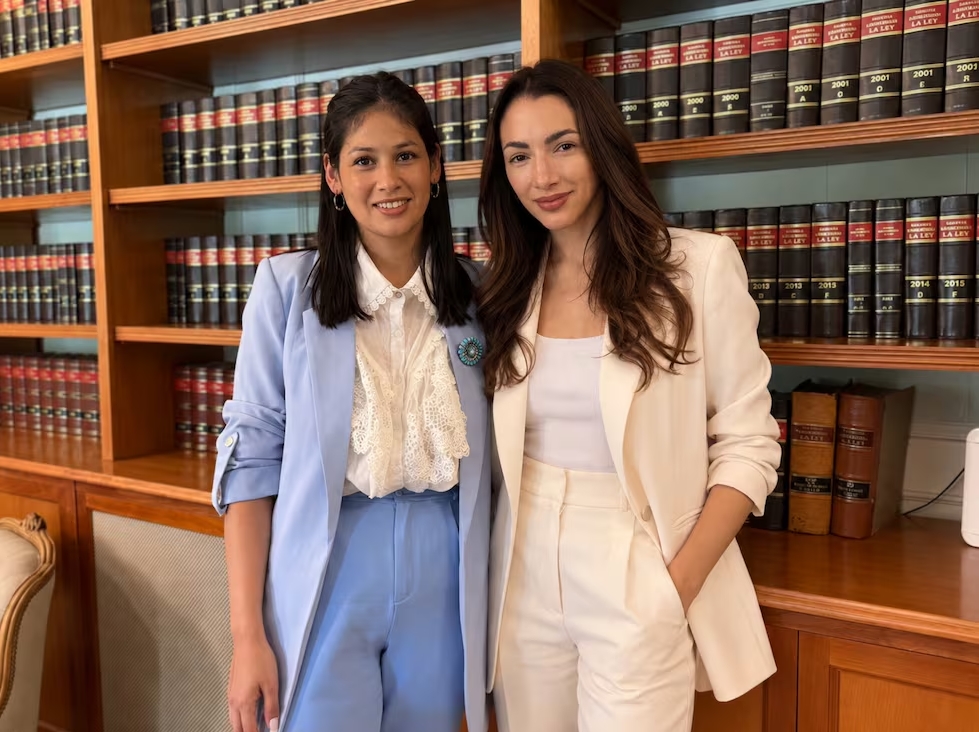 Yamila Segovia y Thelma Fardín, la actriz está a cargo de la Fundación que lleva su nombre; juntas le dan batalla a la prescripción del delito ya que el abusador utilizó la fuga para ser sobreseído. Gentileza -