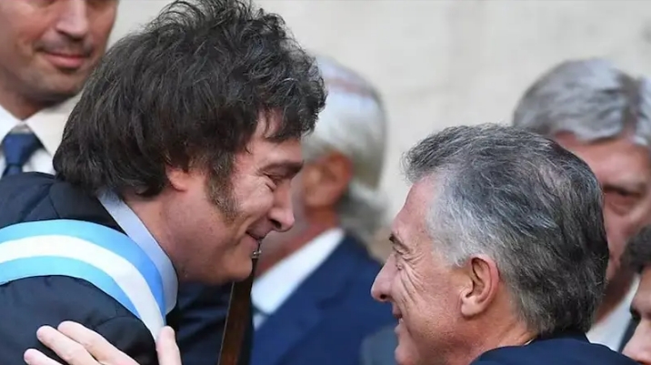 Javier Milei y Mauricio Macri. Las experiencias liberales que gobernaron durante buena parte de los últimos 50 años dejaron una pesada carga para los años siguientes.
