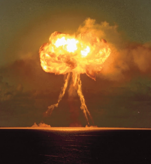Ensayo nuclear “Centauro”, en la Polinesia Francesa, el 17 de julio de 1974. Una de las 193 pruebas realizadas por Francia en los atolones de Mururoa y Fangataufa.