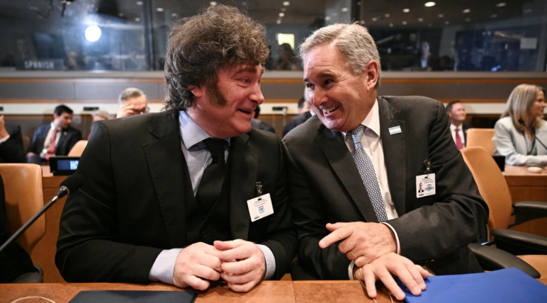 Sonrisas tras el acuerdo con EE.UU. Milei junto al canciller, Pablo Quirno, participaron del Shield of the Americas. AFP - BRENDAN SMIALOWSKI