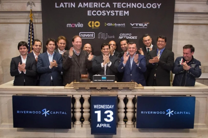 Francisco Álvarez-Demalde junto a Martín Migoya, David Vélez y varios emprendedores latinos. - .