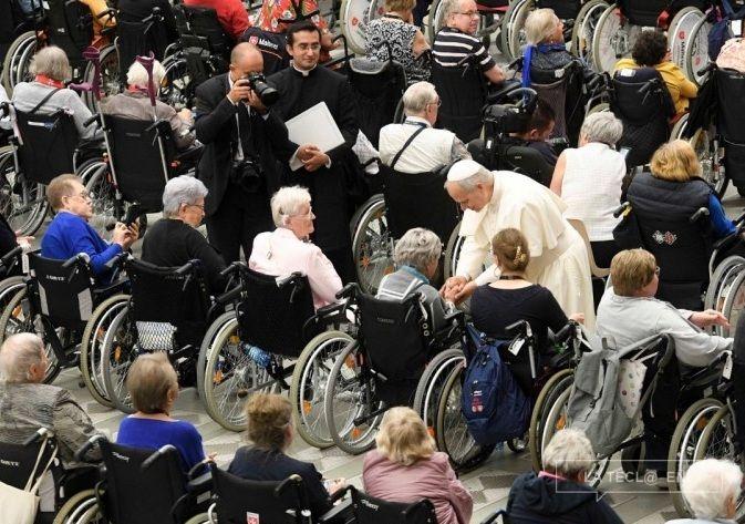 El papa León XVI, junto a personas con discapacidad | Foto de Vatican Media