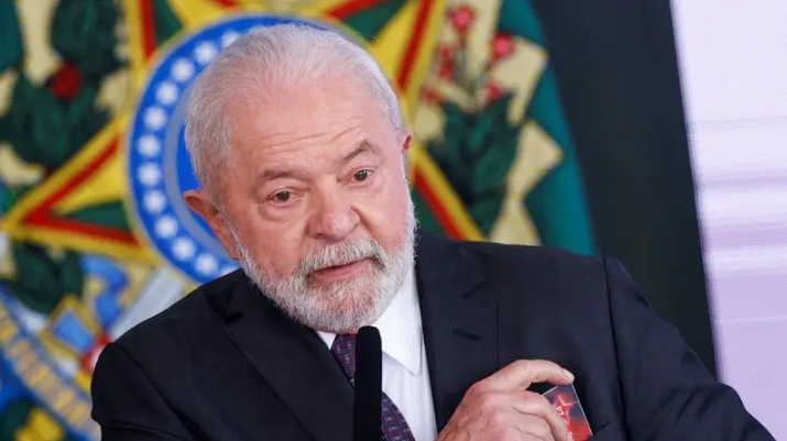 FOTO DE ARCHIVO: El presidente de Brasil, Luiz Inácio Lula da Silva, habla durante una ceremonia del programa de asistencia social "Bolsa Familia" (Subsidio Familiar) en el Palacio de Planalto en Brasilia.