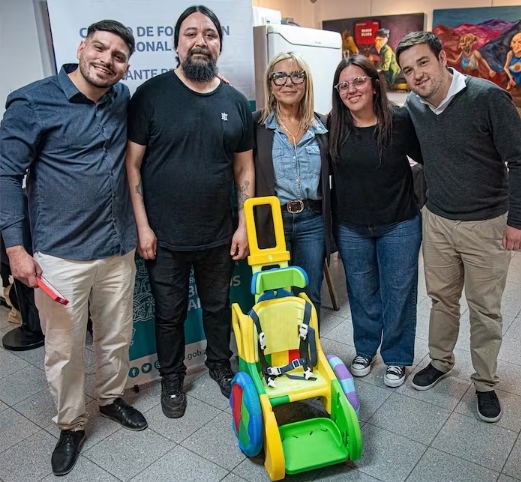 Alumnos de un centro formación profesional de Claypole que armaron un prototipo de una silla de ruedas Gentileza -
