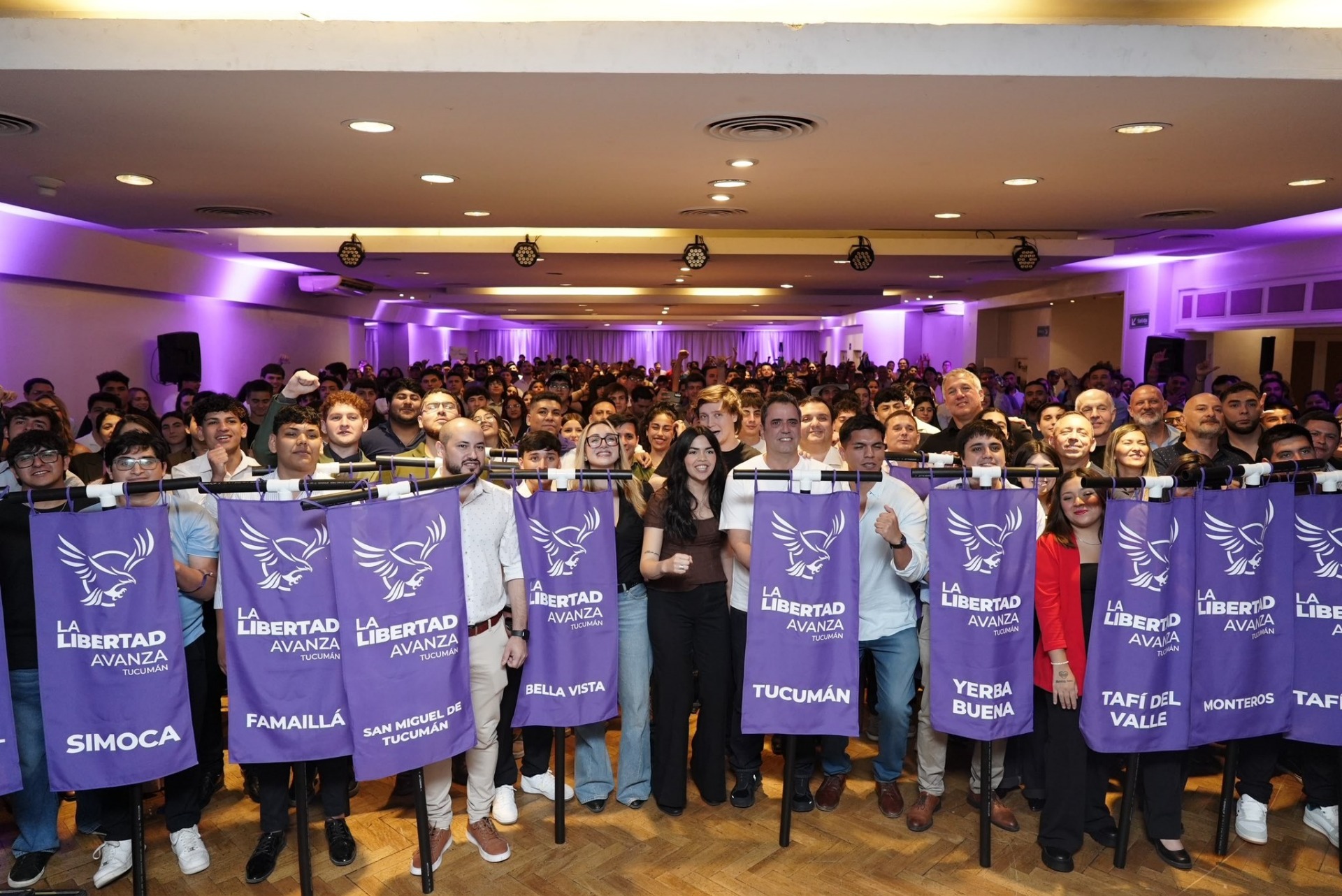 Los Iñakis entraron al hotel con 19 estandartes violetas