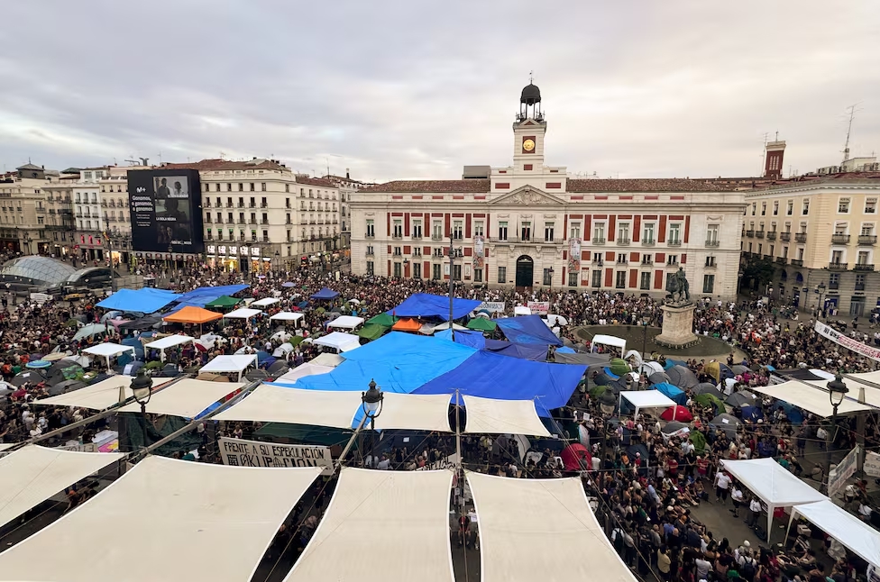 Cientos de españoles acampan en la Puerta del Sol hasta que el Gobierno apruebe el "Decreto Maricarmen" Borja Sánchez-Trillo. EFE