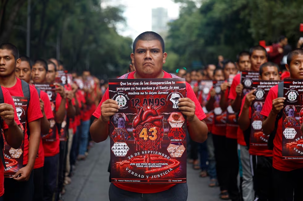 Tras 12 años, familias de los 43 estudiantes de Ayotzinapa volvieron a marchar este sábado en México. Sáshenka Gutiérrez. EFE