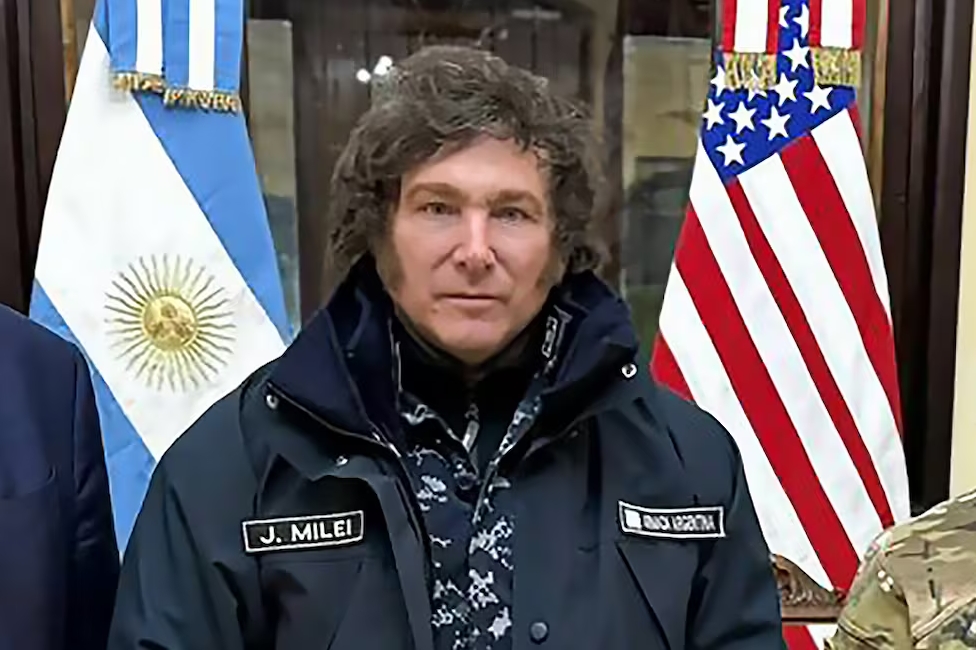 Javier Milei en uniforme de la armada Javier Milei en uniforme de la armada presidencia